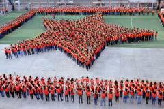 Plus de 2.000 jeunes forment le drapeau national