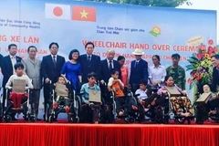 Un ancien PM japonais offre 50 fauteuils roulants aux enfants victimes de l'agent orange/dioxine 