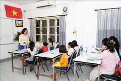 Ouverture d'un cours de vietnamien à Vientiane