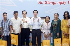 Le président Vo Van Thuong visite une commune frontalière d’An Giang