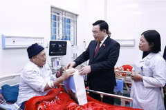 Le président de l'AN Vuong Dinh Hue se rend à Thai Nguyen