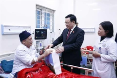 Le président de l'AN Vuong Dinh Hue se rend à Thai Nguyen