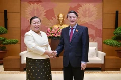 Le vice-président de l'Assemblée nationale Nguyen Duc Hai reçoit une délégation de Vientiane (Laos)