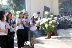 Des jeunes Vietnamiens d'outre-mer rendent hommage aux martyrs héroïques au carrefour de Dong Loc