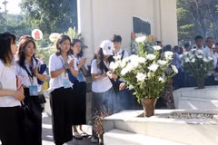 Des jeunes Vietnamiens d'outre-mer rendent hommage aux martyrs héroïques au carrefour de Dong Loc