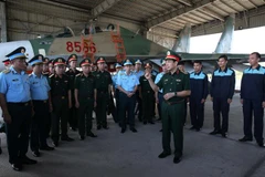 Le général Phan Van Giang travaille avec des unités de l'Armée de l'air et de la défense anti-aérienne
