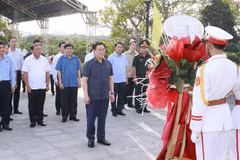 Le président de l'Assemblée nationale rend hommage aux héros morts pour la Patrie à Thua Thiên-Huê