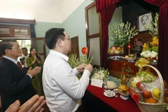 Le président de l’Assemblée nationale rend hommage au Président Hô Chi Minh