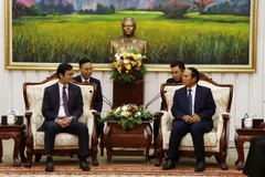 Le vice-président lao reçoit une délégation de jeunes vietnamiens