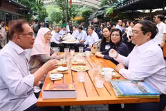 Le PM Pham Minh Chinh et son homologue malaisien visitent la rue des livres de Hanoï 