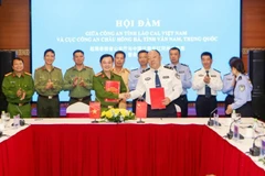 La police de la province de Lao Cai et celle du xien de Hongheu (Chine) renforcent leur coopération