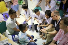 Des médecins britanniques aident des enfants atteints de malformations cranio-faciales à reprendre leur visage 