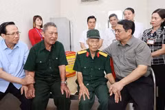 Le Premier ministre Pham Minh Chinh rend visite à des invalides de guerre à Ninh Binh