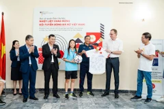 Rencontre entre l'équipe vietnamienne de football féminin et l'ambassade d'Allemagne