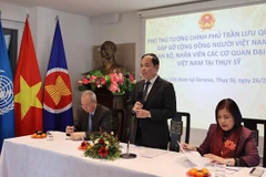 Le vice-Premier ministre Tran Luu Quang rencontre des Vietnamiens en Suisse