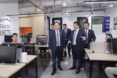 Vuong Dinh Hue visite le bureau du FPT en Indonésie
