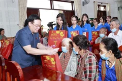 Le président de l’Assemblée nationale remet des cadeaux du Têt à des pauvres d'An Giang