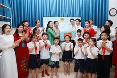 Le PM Pham Minh Chinh visite des établissements éducatifs d'enfants défavorisés