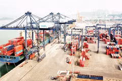 Quang Ninh promeut le développement de ses ports maritimes