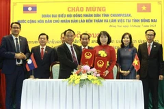 Dong Nai et Champasak échangent des expériences dans les activités du Conseil populaire