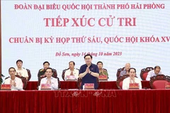 Le président de l'AN Vuong Dinh Hue rencontre des électeurs de Hai Phong