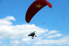 Le paramoteur avec formations de vols le plus nombreux de pilotes établit un record du Vietnam