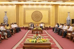 Un dirigeant de Ninh Binh accueille une délégation du magazine Alunmay du Laos