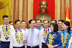 Rencontre des syndicalistes exemplaires du mouvement de Suivre l’exemple de Hô Chi Minh