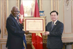 Le président de l'AN cubaine Esteban Lazo Hernández à l’honneur