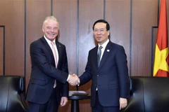 Le président Vo Van Thuong rencontre des dirigeants des groupes Apple et Boeing