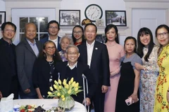Le président Vo Van Thuong rend visite à des Viet kieu aux États-Unis