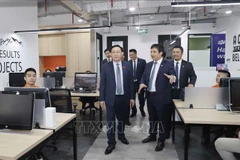 Vuong Dinh Hue visite le bureau du FPT en Indonésie