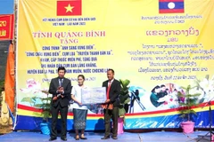 Resserrement de la solidarité spéciale entre les deux provinces de Quang Binh et Kham Muon (Laos)