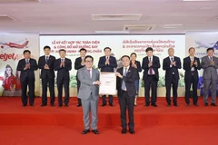 Le président de l'AN à la signature d'un accord de coopération entre Vietjet Air et Lao Airlines