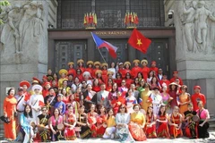 Les couleurs culturelles du Vietnam à un festival des groupes ethniques minoritaires en R. tchèque