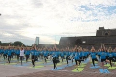 Thua Thien-Hue : plus de 1.000 personnes participent à la 9e Journée internationale du yoga