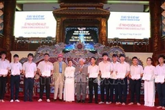 Remise des bourses Odon Vallet à 220 étudiants à Thua Thiên-Huê