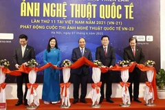 Le président assiste à la 11e exposition internationale de photos d’art au Vietnam