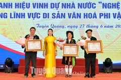 Tuyên Quang : remise du titre d'Artisan émérite en arts folkloriques