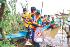 À An Giang, les crues n’arrêtent pas les élèves !