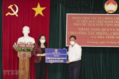 Lutte contre le COVID-19 : La vice-présidente vietnamienne remet des dons à An Giang