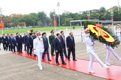 Les dirigeants rendent hommage au Président Hô Chi Minh