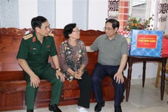 Le Premier ministre rend visite aux personnes méritantes à Cân Tho