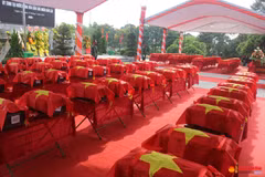 Nghê An : inhumation des restes de 103 soldats vietnamiens tombés au Laos
