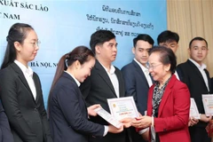 L’Association d’encouragement aux études du Vietnam remet 200 bourses aux étudiants lao
