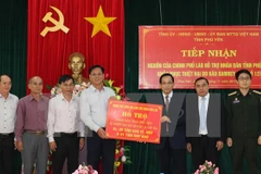 Aides laotiennes aux sinistrés du typhon Damrey dans la province de Phu Yen
