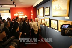 Un peintre vietnamien expose ses tableaux sur la période soviétique