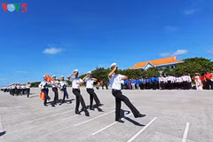 Cérémonie de salut du drapeau national à Truong Sa