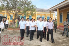 Typhon Doksuri : Vuong Dinh Hue offre des cadeaux à des sinistrés de Ha Tinh