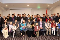 Mme Dang Thi Ngoc Thinh rencontre des représentants des Vietnamiens en Lettonie